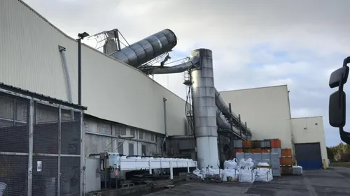 Une usine à l'arrêt après la chute de sa cheminée 